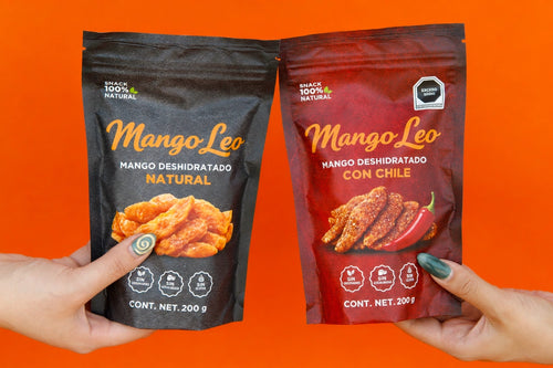 imagen_ de_ dos_pouches_de_mangos_deshidratados_sobre_manos